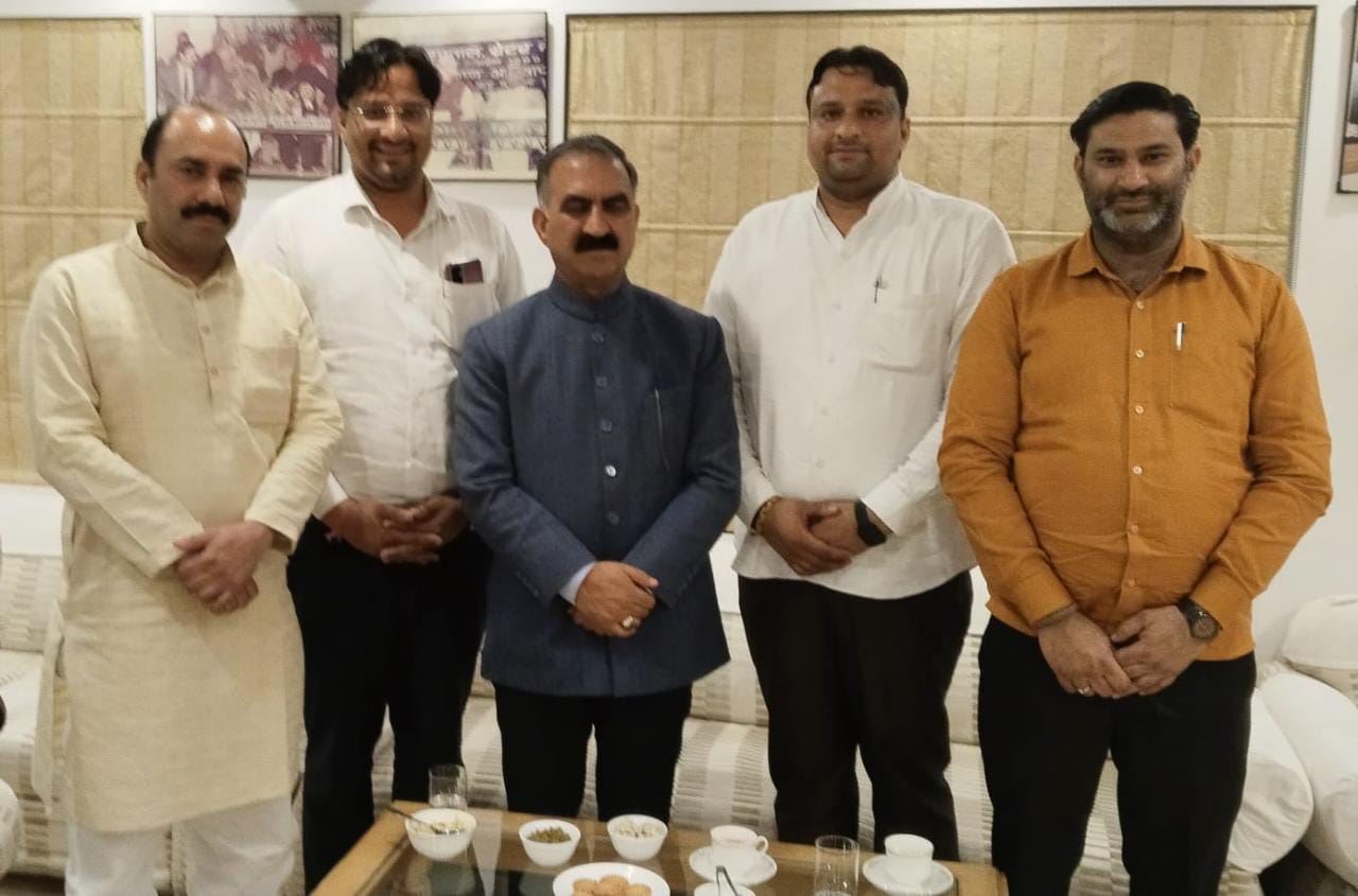 हिमाचल के मुख्यमंत्री पहुंचे नोएडा