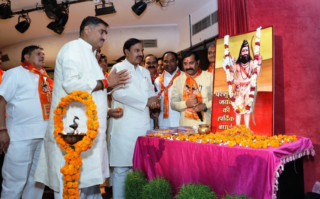 भगवान परशुराम राष्ट्रीय सेवा ट्रस्ट नोएडा द्वारा ब्राह्मण सम्मान समारोह का आयोजन, जिसमें मुख्य अतिथि माननीय योगेन्द्र उपाध्याय, व सांसद एंव पूर्व मंत्री भारत सरकार डा. महेश शर्मा जी मुख्य अतिथि रहे
