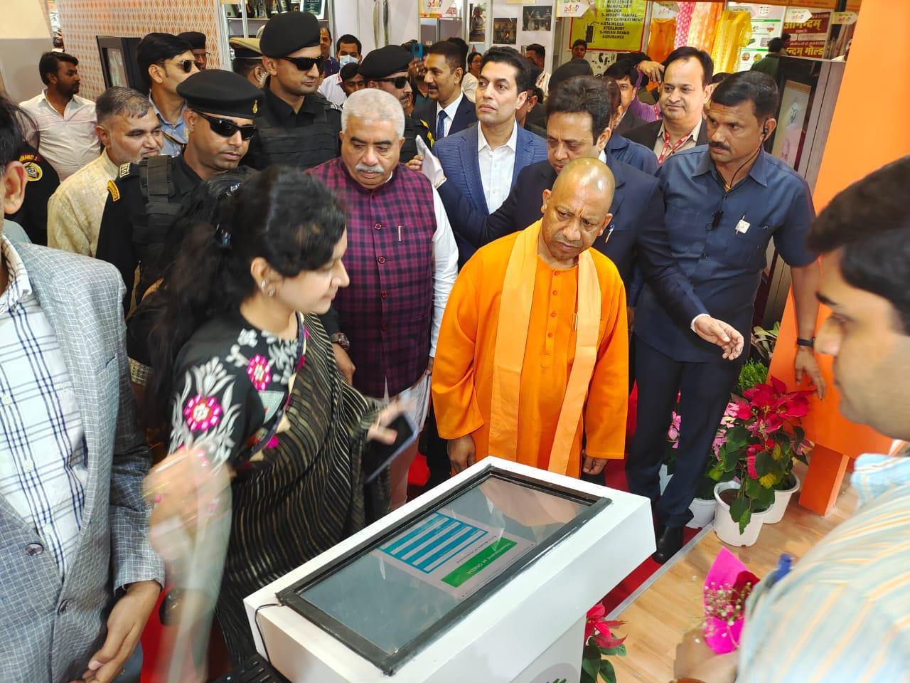 <em>मुख्यमंत्री ने नोएडा-ग्रेटर नोएडा के स्टाल का लिया जायजा, ट्रेड फेयर में पहुंचे सीएम ने यूपी दिवस का भी किया शुभारंभ</em>