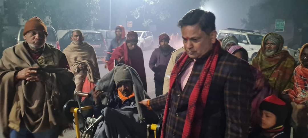 रात के घने कोहरे मे भी कंबल वितरण के तहत ममता चैरिटेबल ट्रस्ट टीम अथक लुटा रहीं ममता