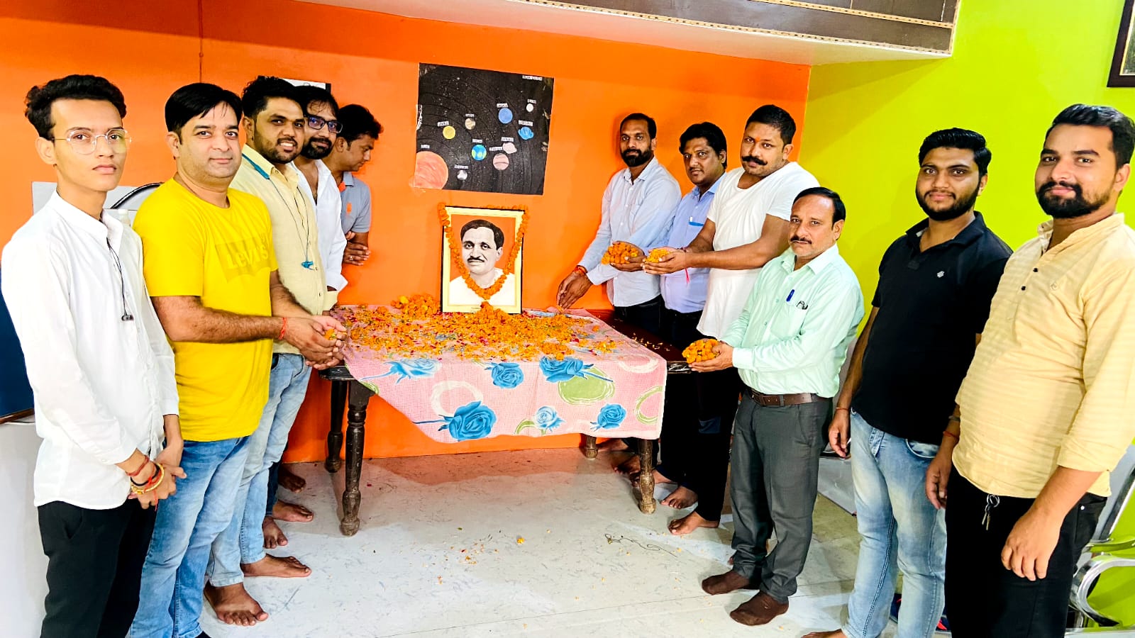 दीनदयाल उपाध्याय जी की जयंती के अवसर पर आज सिकंदराबाद में हिंदू जागरण मंच के कार्यालय पर उनके चित्र पर पुष्प अर्पित कर श्रद्धांजलि दी