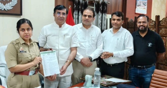 ग्रेटर नोएडा : बिना नंबर प्लेट और काली फिल्म, शराब के ठेकों के बाहर बन रहा हुड़दंग का अड्डा, आरडब्ल्यूए ने डीसीपी को सौंपा ज्ञापन