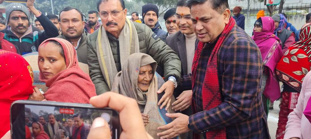 ममता चैरिटेबल ट्रस्ट के ठण्ड के कहर में कंबल वितरण मुहिम से जरूरतमंदो के चेहरे पर दौड़ी खुशी की लहर