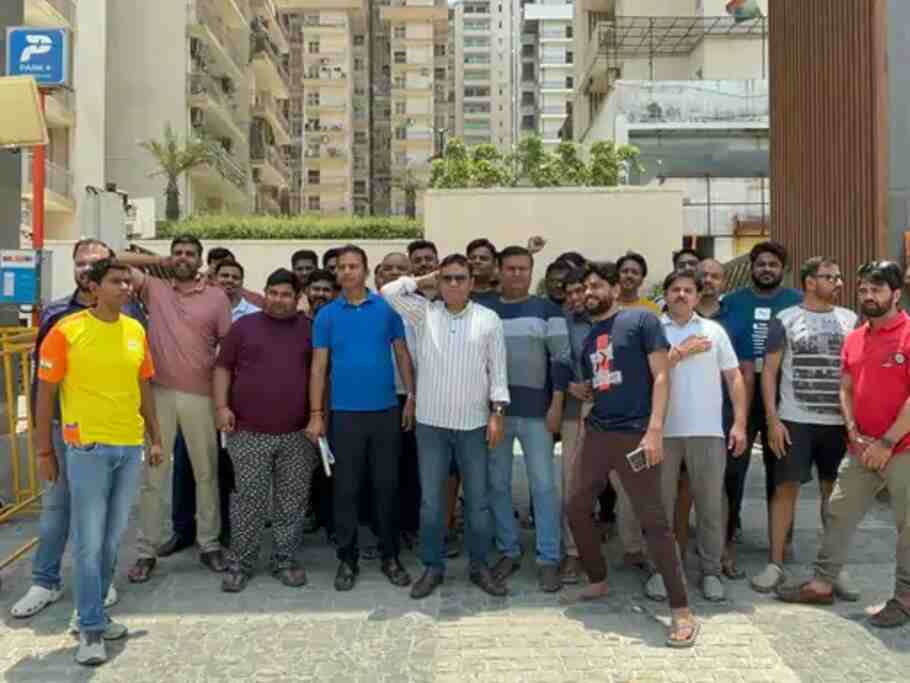 Greater Noida News: ग्रेनो वेस्ट की इस सोसायटी ने नेफोवा के साथ मिलकर मोर्चा खोल दिया, क्लब, जिम,पर्याप्त गार्ड और सीसीटीवी नहीं है, आवारा कुत्तों की बड़ी समस्या है