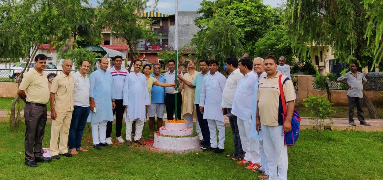 सेक्टर डेल्टा टू के के ब्लॉक पार्क में सेक्टर वासियों ने किया ध्वजारोहण