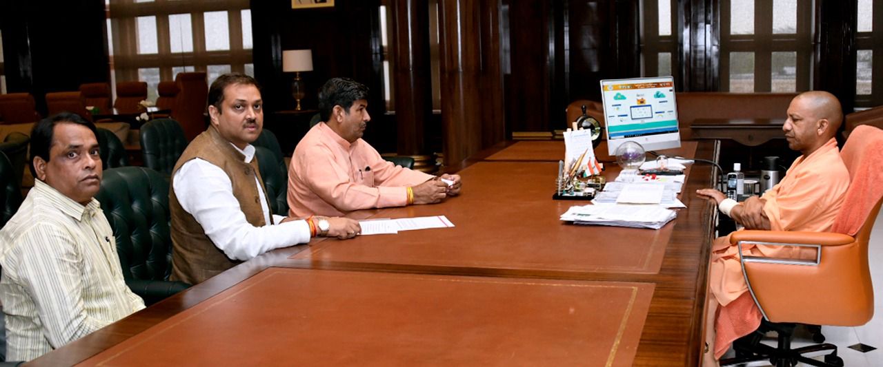 मुख्यमंत्री योगी आदित्यनाथ से चर्चा करते हुए गौतम बुध नगर मेरठ एमएलसी श्रीचंद शर्मा