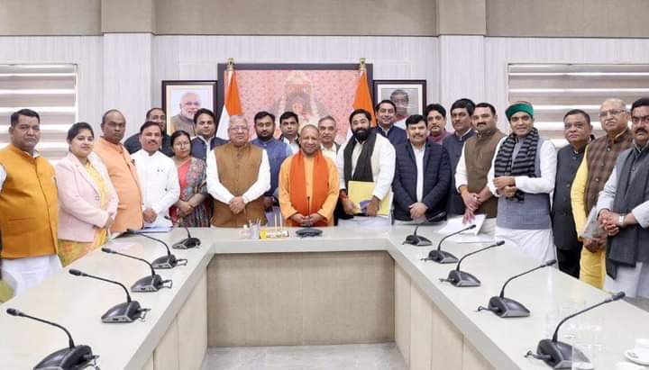 लखनऊ में मुख्यमंत्री आवास पर मेरठ मंडल के सभी जनप्रतिनिधियों के साथ आयोजित बैठक में भाग लिया