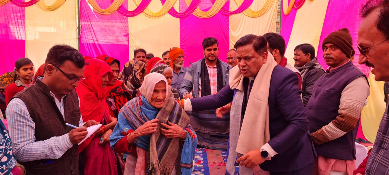 शीत लहर से प्रभावित लखनऊ सहित आस पास के कई इलाको में ममता चैरिटेबल ट्रस्ट ने कम्बल ओढा कर लुटायी ममता