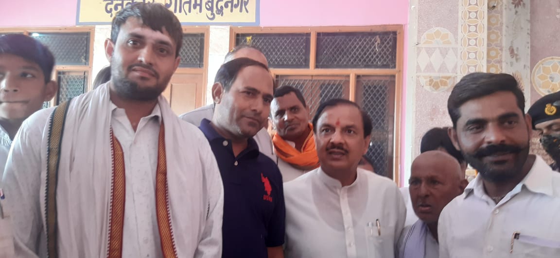 दनकौर के कार्यकर्ताओं ने मंडल अध्यक्ष राजेंद्र भाटी के नेतृत्व में प्रधानमंत्री नरेंद्र मोदी के जन्मदिवस पर प्रदर्शनी लगाकर सेवा सप्ताह पखवाड़ा की शुरुआत की