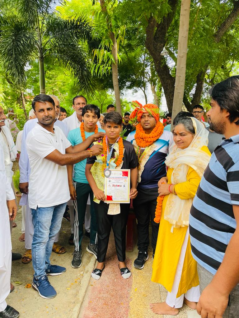 ग्रेपलिंग कुश्ती में खुशी भाटी को मिला कांस्य पदक, गांव में पहुंचने पर किया गया स्वागत
