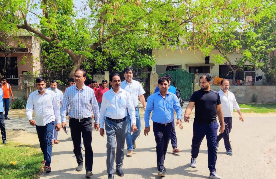 ग्रेटर नोएडा प्राधिकरण के अधिकारियों ने किया सेक्टर डेल्टा टू का दौरा