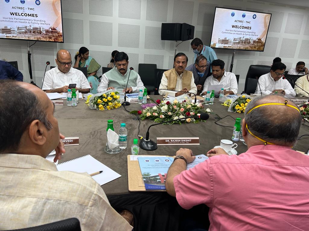स्वास्थ्य एवं परिवार कल्याण मंत्रालय के स्थायी संसदीय समिति की बैठक करते डॉ महेश शर्मा