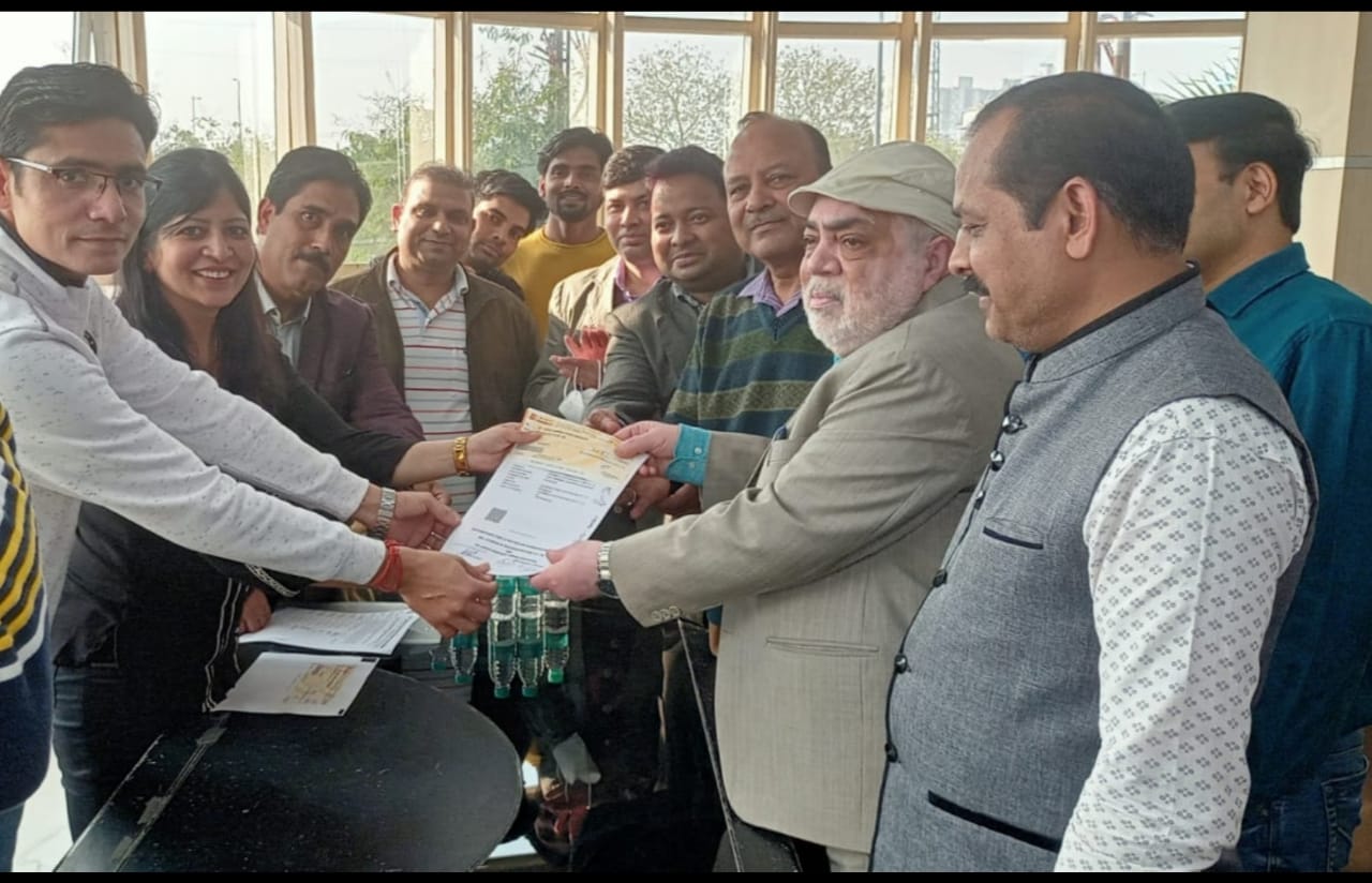 गौर सिटी के GC 1 ऐवनू के AOA द्वारा बिल्डर से सोसाइटी के मेंट्नेन्स और सिक्यरिटी का हैंड ओवर लिया गया।