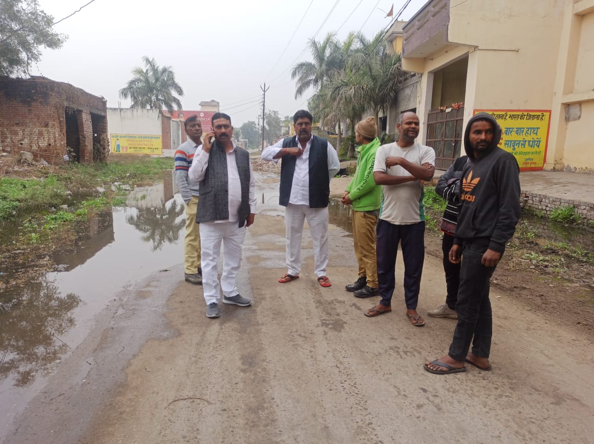 ग्रेटर नोएडा प्राधिकरण के अधिकारियों की अनदेखी के कारण पूर्व मुख्यमंत्री के गांव बादलपुर की सड़कें हुई गंदे पानी नाले में तब्दील