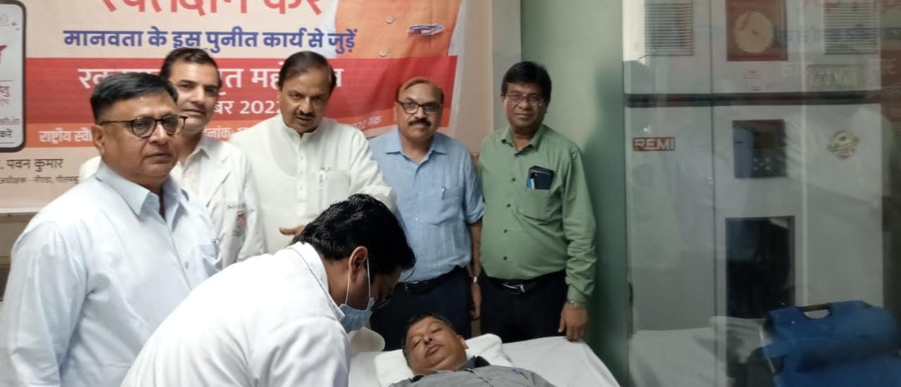उत्तर प्रदेश सरकार के माननीय मुख्यमंत्री योगी आदित्यनाथ जी की मंशा के अनुरूप जिला अधिकारी के नेतृत्व में सेवा पखवाड़ा के प्रथम दिन जिला संयुक्त चिकित्सालय में हुआ रक्तदान शिविर का आयोजन, माननीय सांसद डॉ महेश शर्मा के द्वारा किया गया रक्तदान शिविर का उद्घाटन