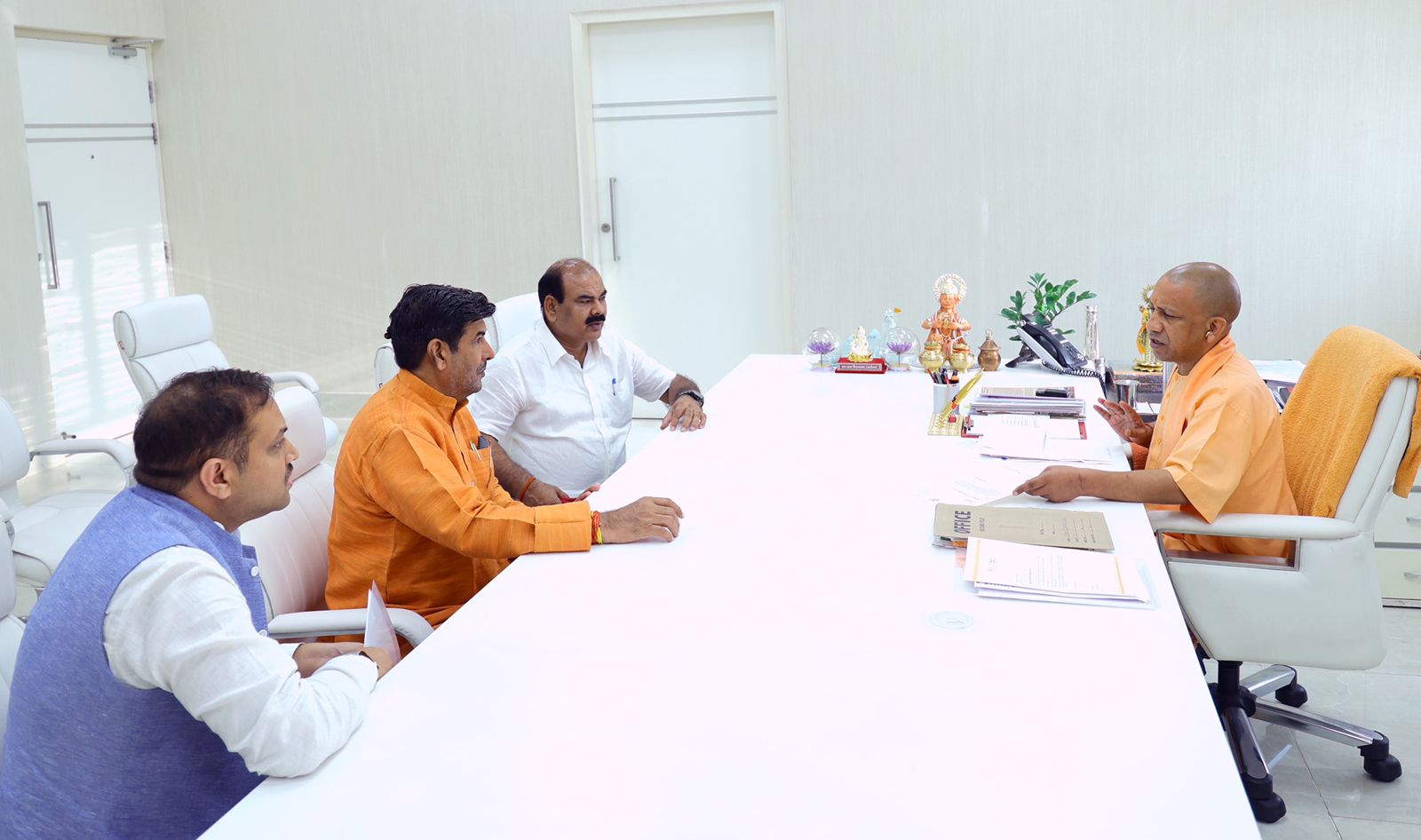 MLC श्रीचंद शर्मा ने 2 महीने में 6 बार मुख्यमंत्री साथ बैठक की, उन्होंने शिक्षको तदर्थ शिक्षकों के सम्बंधित विषय पर मुख्यमंत्री से वार्ता की