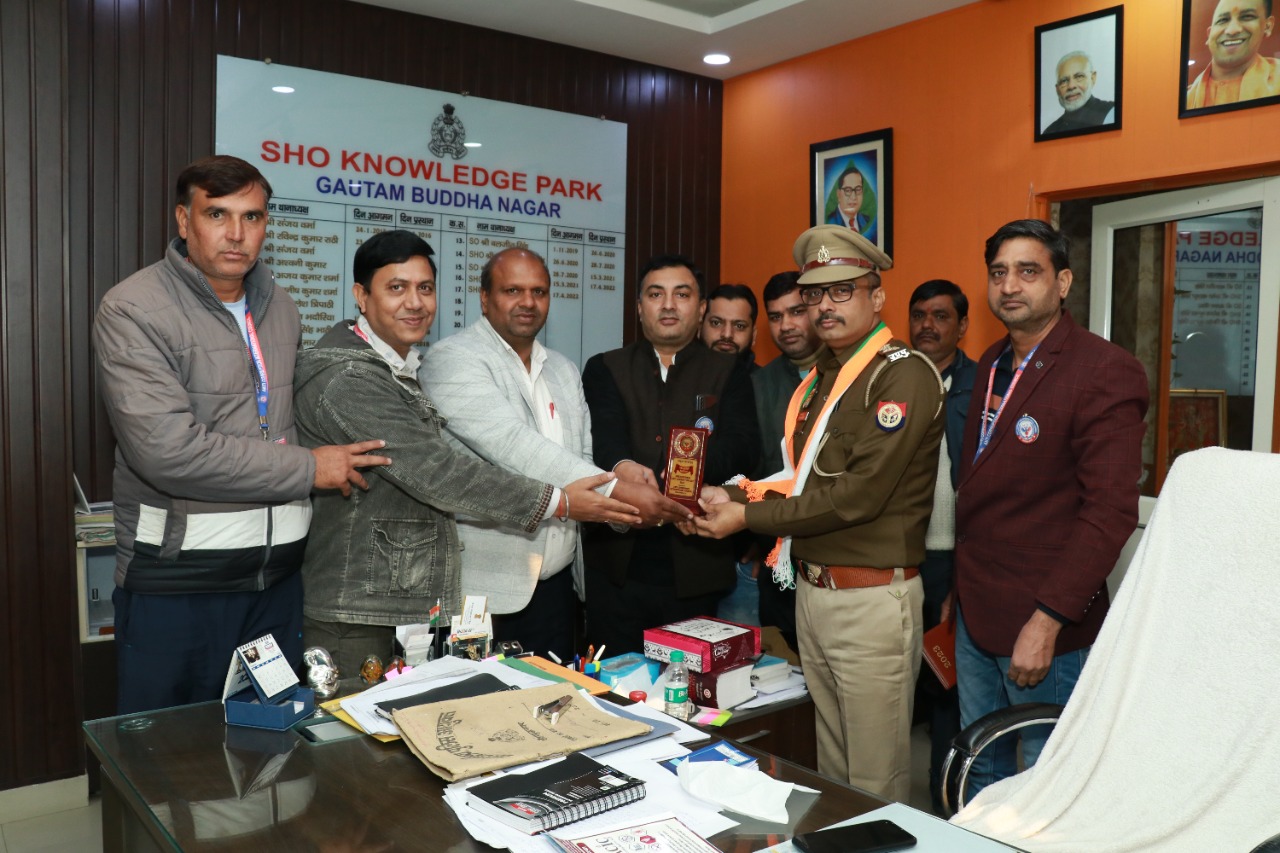 एंटी करप्शन इंटरनेशनल काउंसलिंग गौतम बुध नगर टीम ने थाना प्रभारी नॉलेज पार्क ग्रेटर नोएडा को उनके सराहनीय कार्य के लिए सम्मानित किया