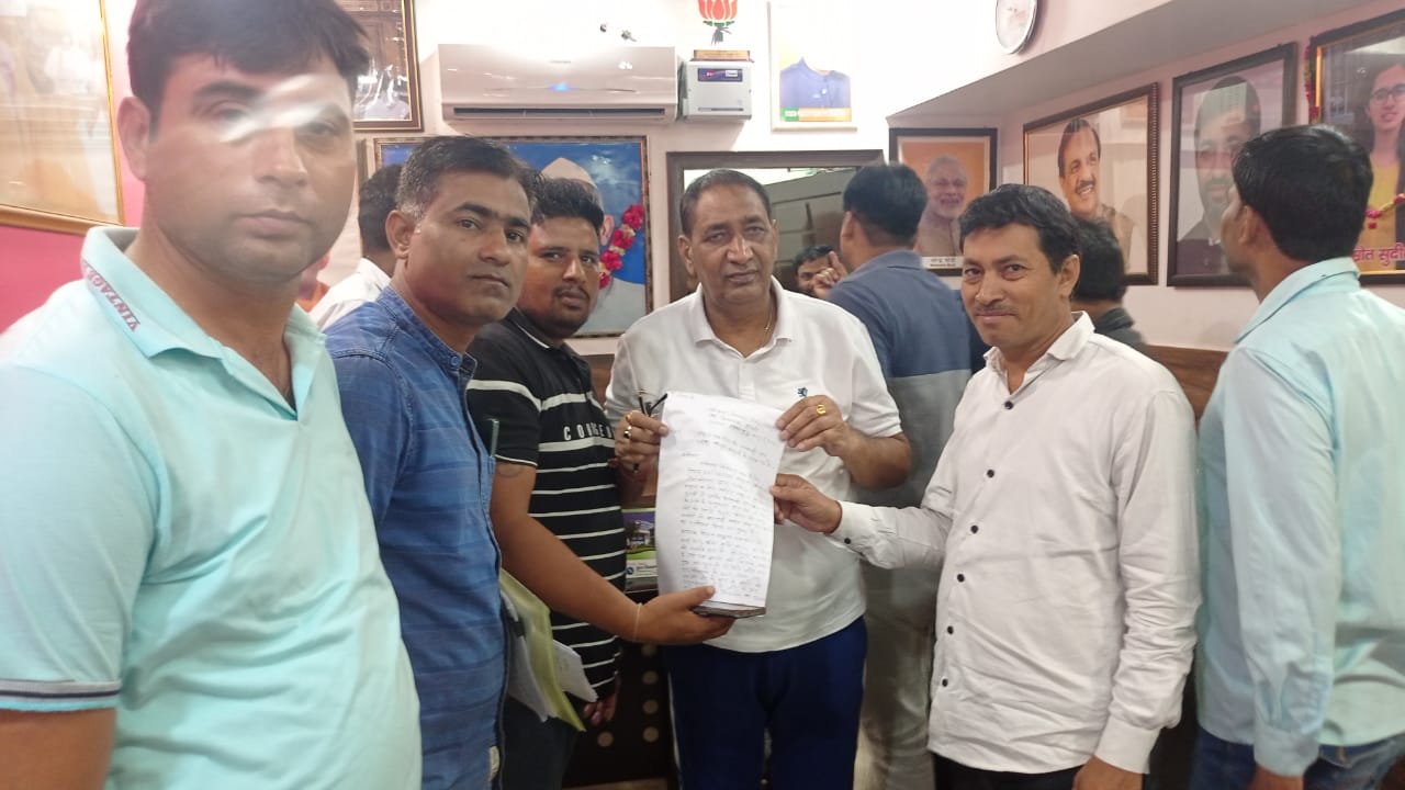 रेयान इंटरनेशनल स्कूल के द्वारा किए गए भ्रष्टाचार के खिलाफ कार्यवाही की मांग हेतु दादरी विधायक तेजपाल नागर से मिले अभिभावक