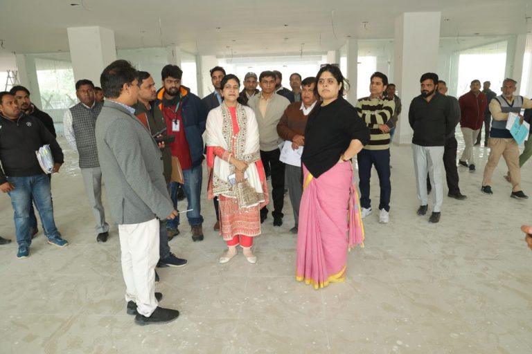 ग्रेनो वेस्ट व ग्रेटर नोएडा का हाल जानने को सड़कों पर निकली सीईओ रितु माहेश्वरी,चार मूर्ति चौक पर अंडरपास बनाने की गति होगी तेज, निवासियों को मिलेगी राहत