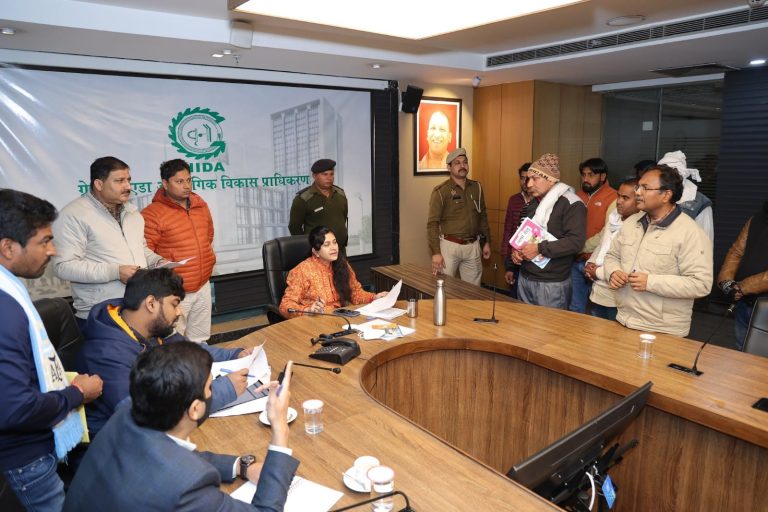 ग्रेनो प्राधिकरण की सीईओ रितु माहेश्वरी ने ठंड को देखते हुए और जगहों पर अलाव जलाने के दिए निर्देश,सीईओ ने की जनसुनवाई, शिकायतों का किया निस्तारण