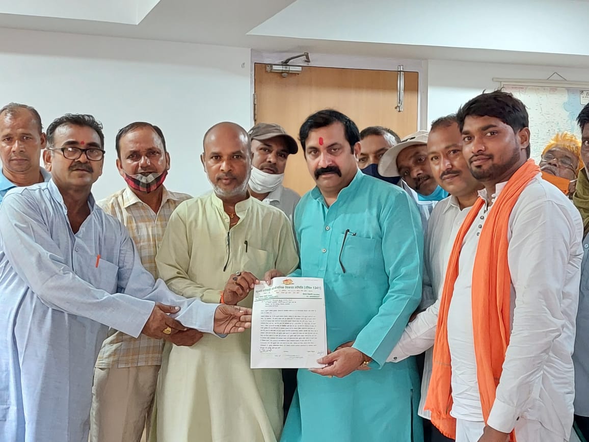झुग्गी झोपड़ी सार्वजनिक विकास समिति सेक्टर 8 नोएडा के सभी प्रतिनिधियों ने माननीय सांसद डॉ महेश शर्मा गौतम बुध नगर को एक ज्ञापन पत्र सौंपा
