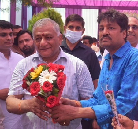 केंद्रीय मंत्री के जन्मदिन पर की दीर्घायु की कामना, गुलमोहर एन्क्लेव निवासी गौरव बंसल ने घर पहुँचकर दी बधाई