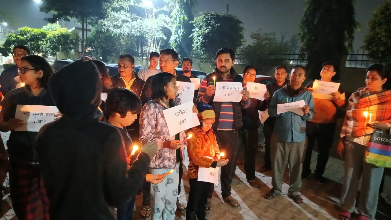 देविका गोल्ड होम्ज़ सोसाइटी में मूलभूत समस्याओं से तंग आकर लोगों ने मौन रखकर निकाला कैंडल मार्च