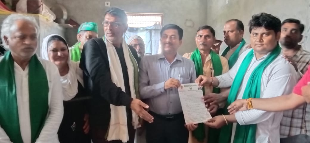 जेवर के विस्थापित किसानों की समस्याओं को लेकर भाकियू कृषक शक्ति ने किसान पंचायत का आयोजन किया