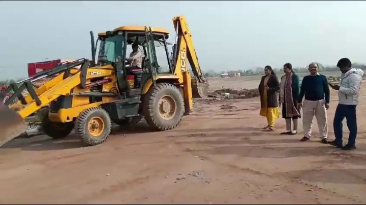 Greater Noida Bhumafia News : जमीन माफियाओं पर चला प्रशासन का बुलडोजर,100 करोड़ की सरकारी जमीन को कराया कब्जामुक्त, लोटस फार्म हाउस पर गिरा अवैध निर्माण, भूमाफियाओं के खिलाफ प्रशासन की कड़ी नीति