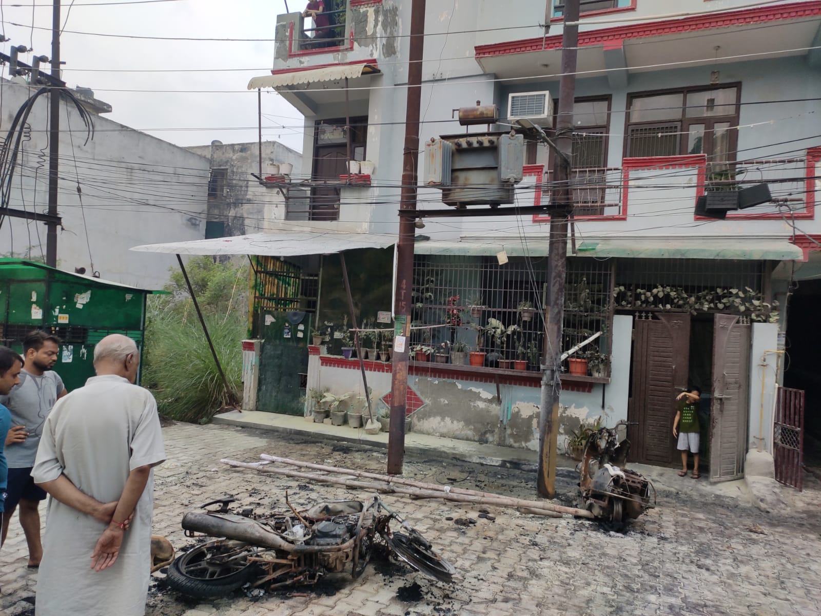 बार बार शिकायत के बाद भी विद्युत विभाग नहीं कर रहा कार्यवाई