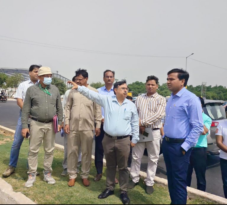 ग्रेटर नोएडा प्राधिकरण के सीईओ सुरेंद्र सिंह ने ग्रेटर नोएडा शहर का भ्रमण करने के दौरान दिए निर्देश, सभी कार्यों को एक माह में कराया जाए