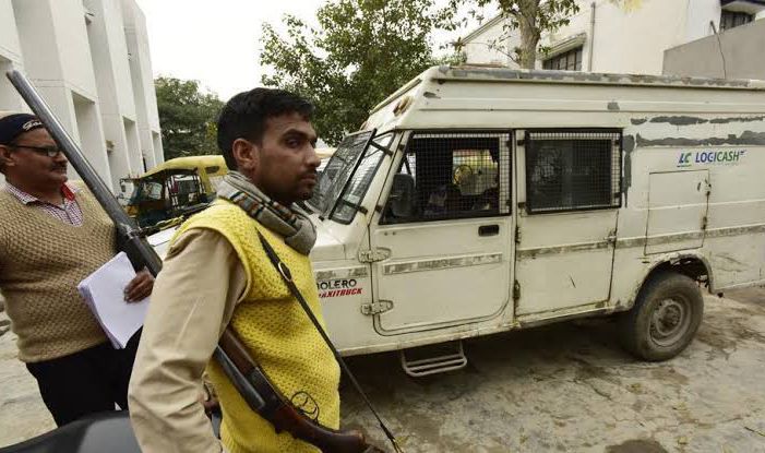 रोहतक में कैश वैन से बदमाशों ने लूटे 2 करोड़ 62 लाख रुपये, पूरे जिले में की गई नाकाबंदी