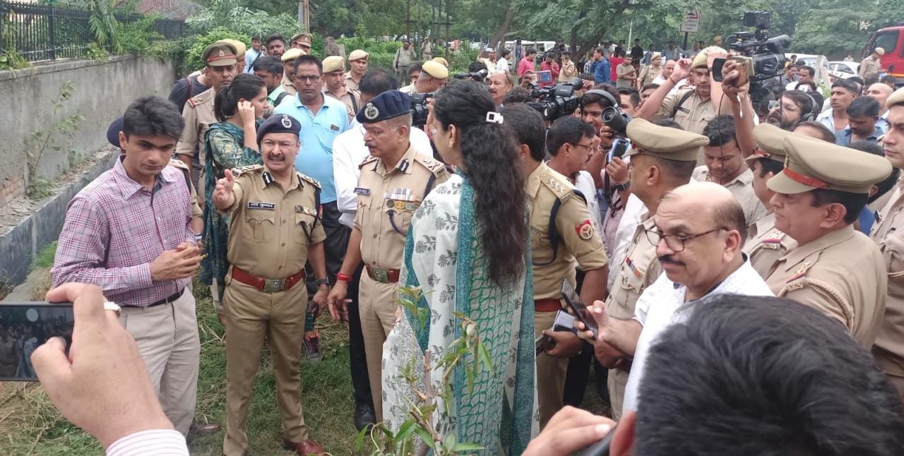 Exclusive News: सेक्टर-21 की चारदीवारी गिरी, 04 सफाईकर्मियों की मौत, आधा दर्जन जख्मी