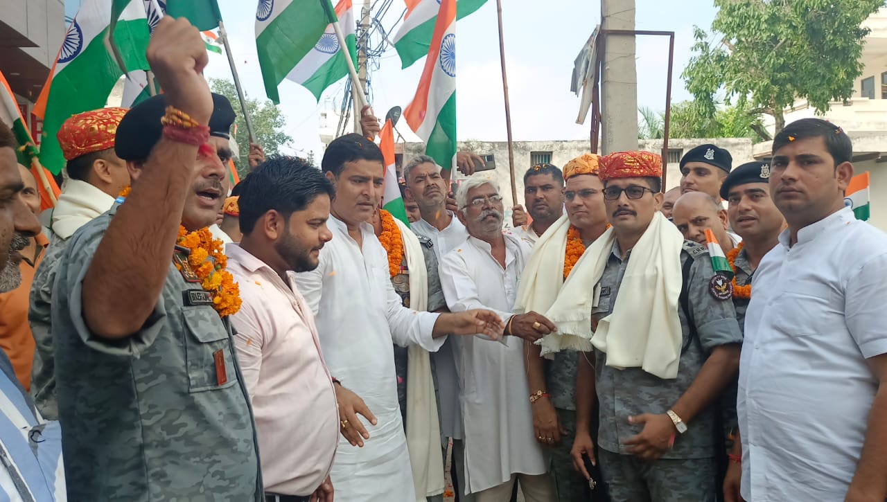 हर घर तिरंगा कार्यक्रम के तहत सीआरपीएफ के बड़े अफसरों का ग्रामीणों व क्षेत्रवासियों ने भव्य स्वागत किया, लोकमन प्रधान के नेतृत्व में ग्रामीण वासियों नेपगड़ी वे सौल भेंट कर स्वागत किया