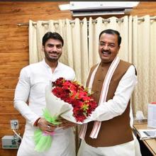 BJPUP News: 'गुंडागर्दी' करने वाले BJP नेता श्रीकांत त्यागी के घर पहुंची पुलिस, 4 लोगों को हिरासत में लेकर पूछताछ शुरू