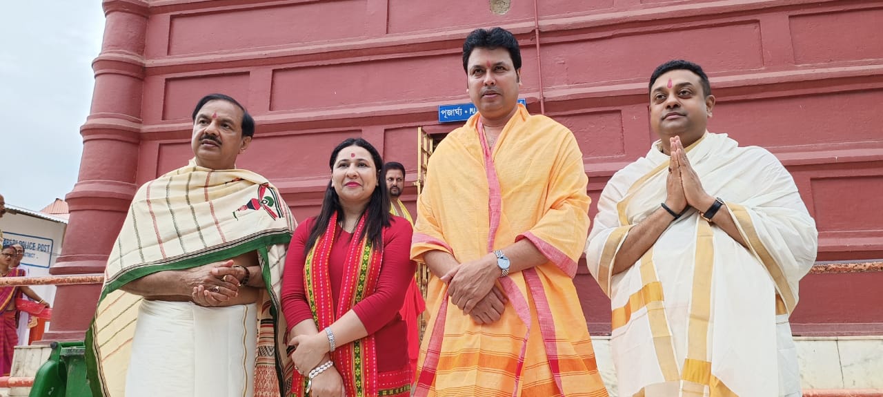 भाजपा पदाधिकारियों के साथ बैठक करते त्रिपुरा प्रदेश प्रभारी डॉ महेश शर्मा, कार्यकर्ताओं के साथ की मंदिर में पूजा