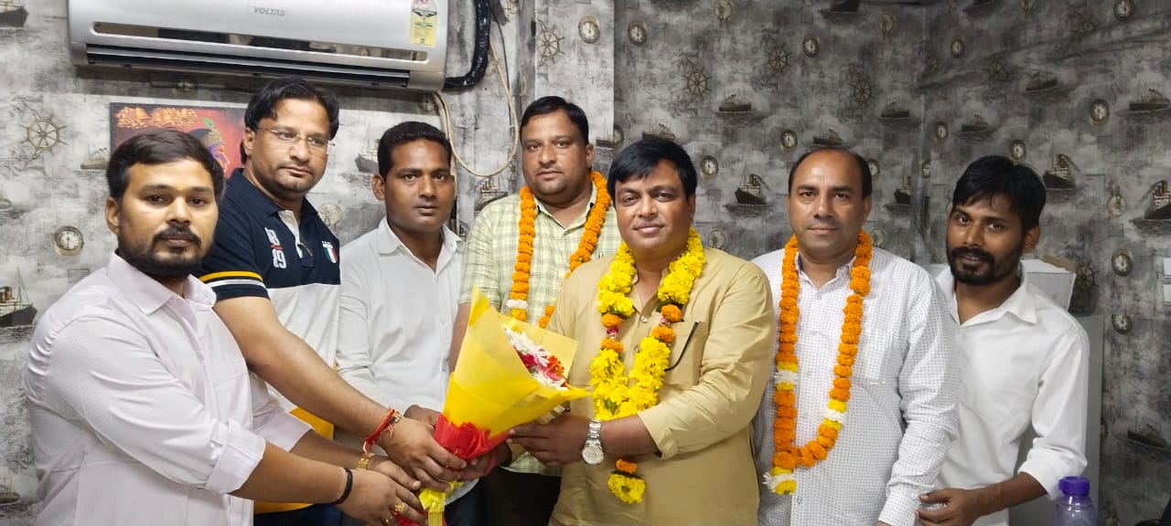 काँग्रेस कार्यकर्ताओ ने नवनियुक्त पीसीसी सदस्यों का फूल मालाओं से स्वागत किया