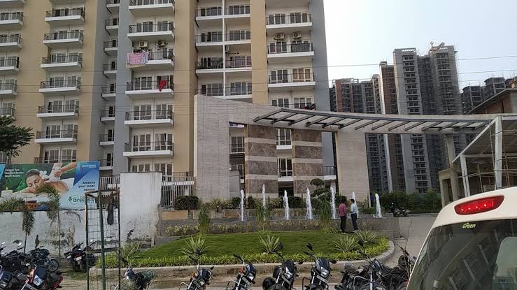 ग्रेटर नोएडा वेस्ट की पंचशील ग्रीन हाउसिंग सोसायटी में घण्टों से बिजली गुल, आधी रात में निवासी कर रहे हंगामा