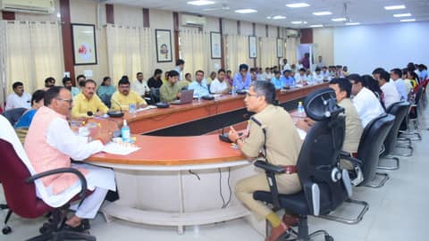 Lucknow News : उपमुख्यमंत्री बृजेश पाठक ने सुना मरीजों का दर्द, अधिकारियों को व्यवस्थाओं सुधारने के दिए निर्देश