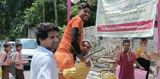 BIG BREAKING: नोएडा में मुस्लिम समाज ने फूल मालाओं से किया कांवड़ियों का स्वागत