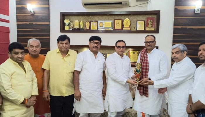 UP Deputy CM Meet RWA Noida : नोएडा के सेक्टर-45 में उप मुख्यमंत्री बृजेश पाठक का ऐतिहासिक स्वागत, फोनरवा अध्यक्ष योगेंद्र शर्मा के आवास पर हुई स्वास्थ्य सेवाओं और विकास पर महत्वपूर्ण चर्चा, स्वास्थ्य सेवाओं और ट्रॉमा सेंटर पर अहम बातचीत