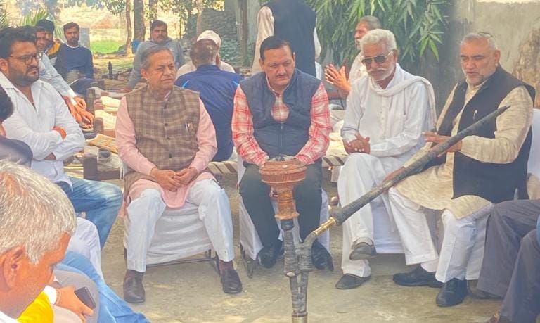 भाजयुमो गौतमबुद्ध नगर के जिला अध्यक्ष राज नागर के गाँव अच्छेजा निज आवास पर उनके स्वर्गीय बाबा कालूराम मुखिया जी के निधन पर शोक संवेदना व्यक्त की