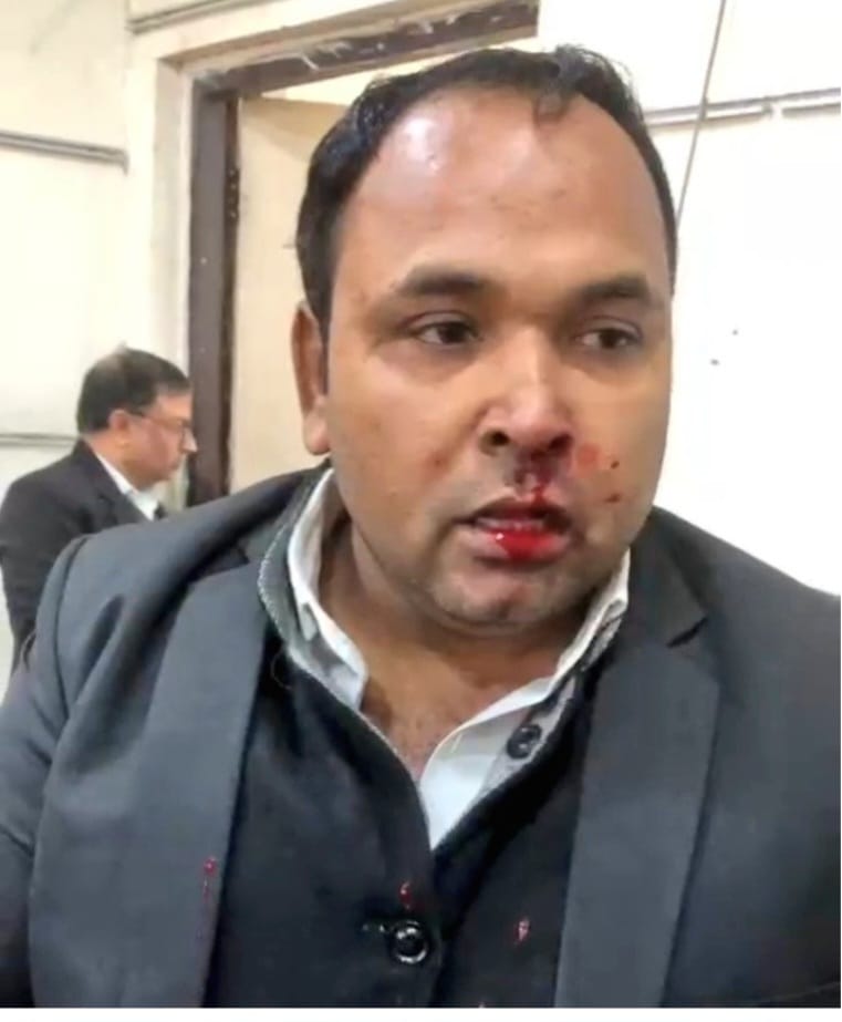 जिला अदालत सूरजपुर में हंगामा, वकीलों ने किया कार्य का बहिष्कार, अदालती काम काज ठप्प, कोर्ट परिसर में भारी संख्या में पुलिस बल तैनात