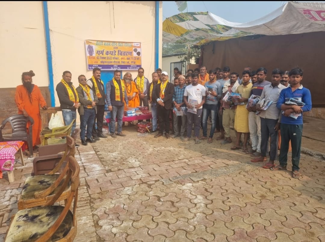 रोटरी क्लब ग्रीन ग्रेनों ने गौशाला में गर्म कपड़े किये वितरित