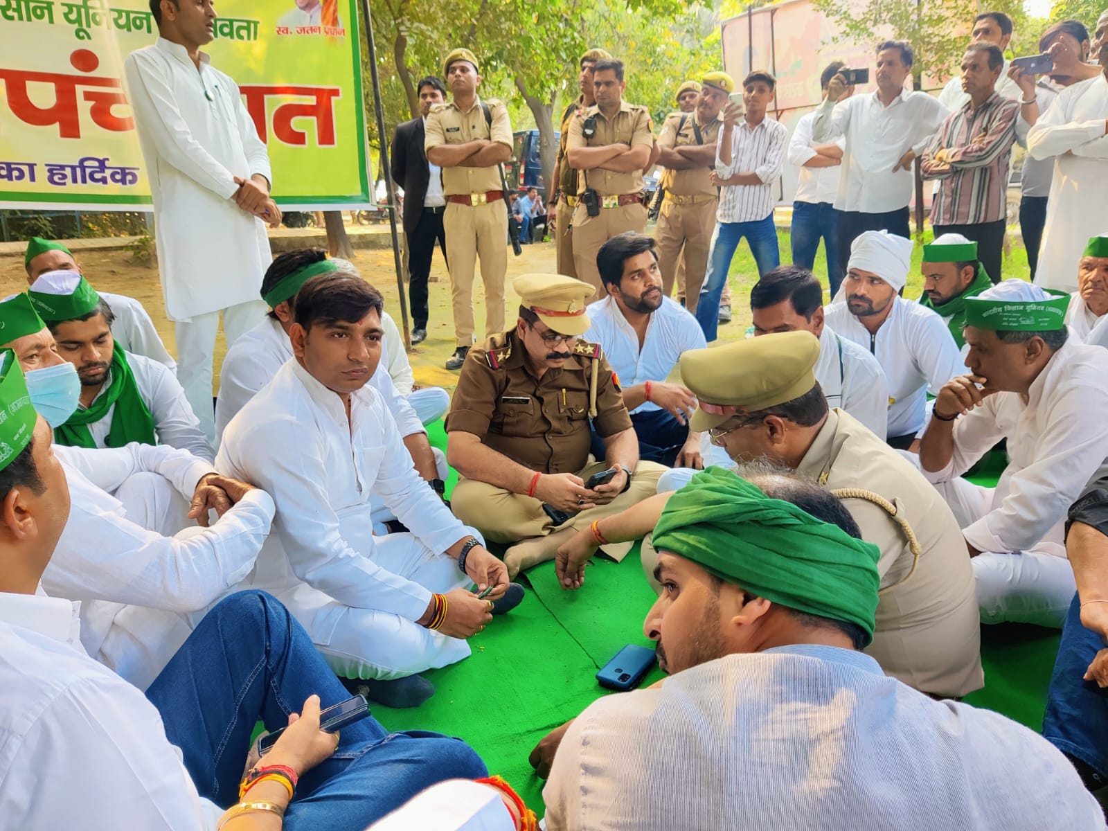 भाकियू अंबावता ने तीनों प्राधिकरण एवं एनपीसीएल और यूपीसीएल की समस्याओं को लेकर जिला मुख्यालय पर किया हल्ला बोल प्रदर्शन