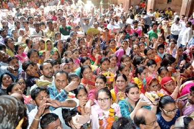 इस मंदिर में फिर बढ़ा भीड़ का दवाब, गलियों से लेकर बाजार तक का हाल हुआ बेहाल