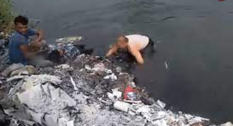 Ghaziabad News: गाजियाबाद की घटना, नेवी के पूर्व मरीन कमांडो डी एस नेगी ने नाले में कूदकर युवक की जान बचाई, सोशल मीडिया पर वायरल हुआ वीडियो