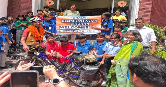 Grades International School News : कन्याकुमारी से ग्रेटर नोएडा तक साइकिल से सफर करने वाले डच साइकिलिस्ट जैनो का भव्य स्वागत, ग्रैडस इंटरनेशनल बना ऐतिहासिक क्षण का गवाह, तकनीक और सादगी का मेल, आकर्षण बनी जैनो की साइकिल
