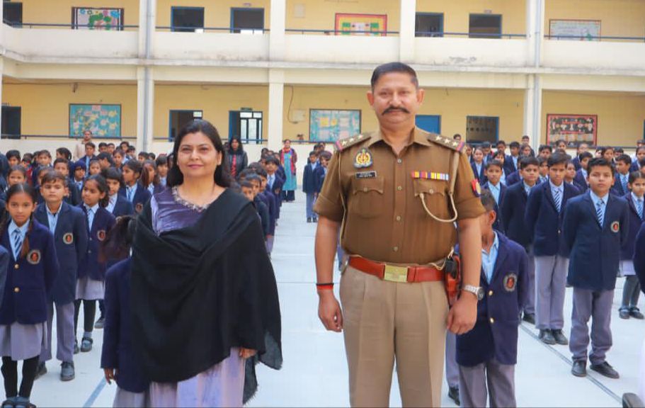सरदार पटेल विद्यालय के छात्रों और कर्मचारियों के बीच जागरूकता पैदा करने के लिए सड़क सुरक्षा पर सत्र संपन्न