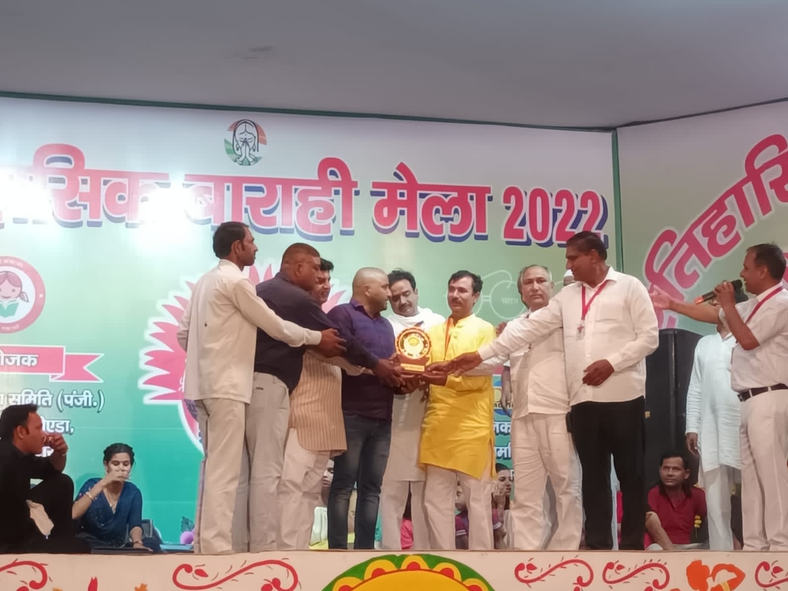 जो देश पर मर मिट गए, वो देश दीवाने थे, झंडा लहराया था, असली मरदाने थे, रागनी प्रस्तुत कर श्रोताओ का दिल जीत लिया